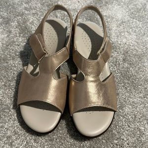 NEW- Unworn- SAS “Suntimer Lusso” Gold Sandal - Size 7.5WW